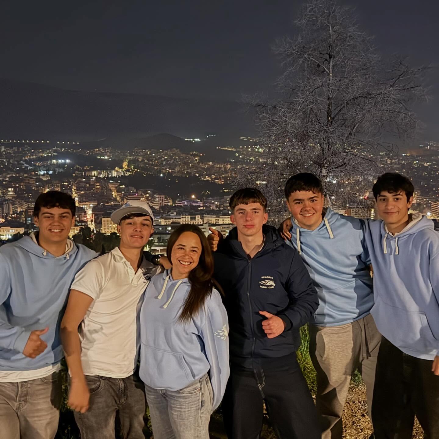 Delegacion del Menorca Rugby en Atenas de noche