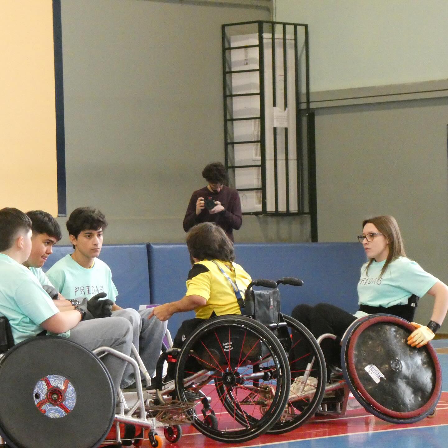 Sesion de rugby adaptado en silla de ruedas
