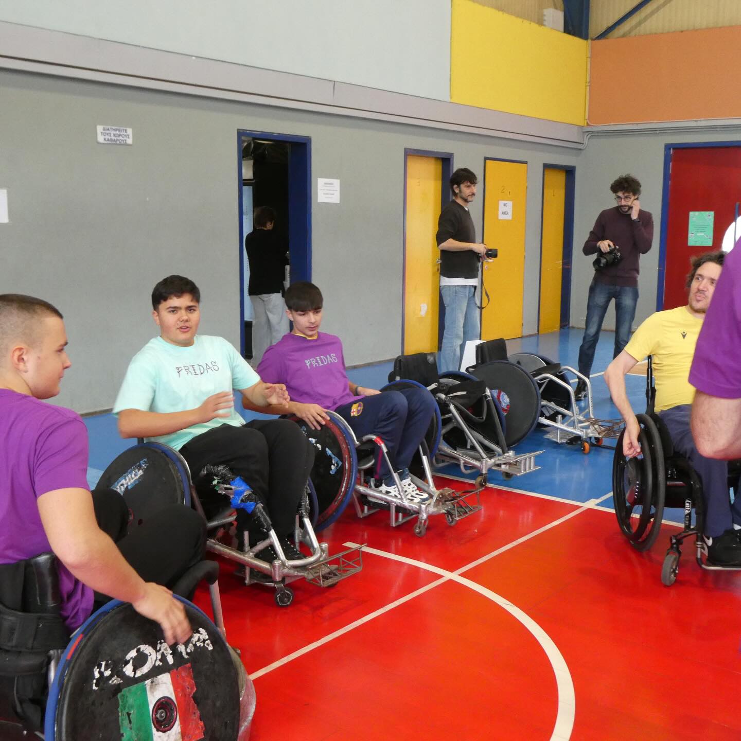 Participantes probando rugby en silla de ruedas