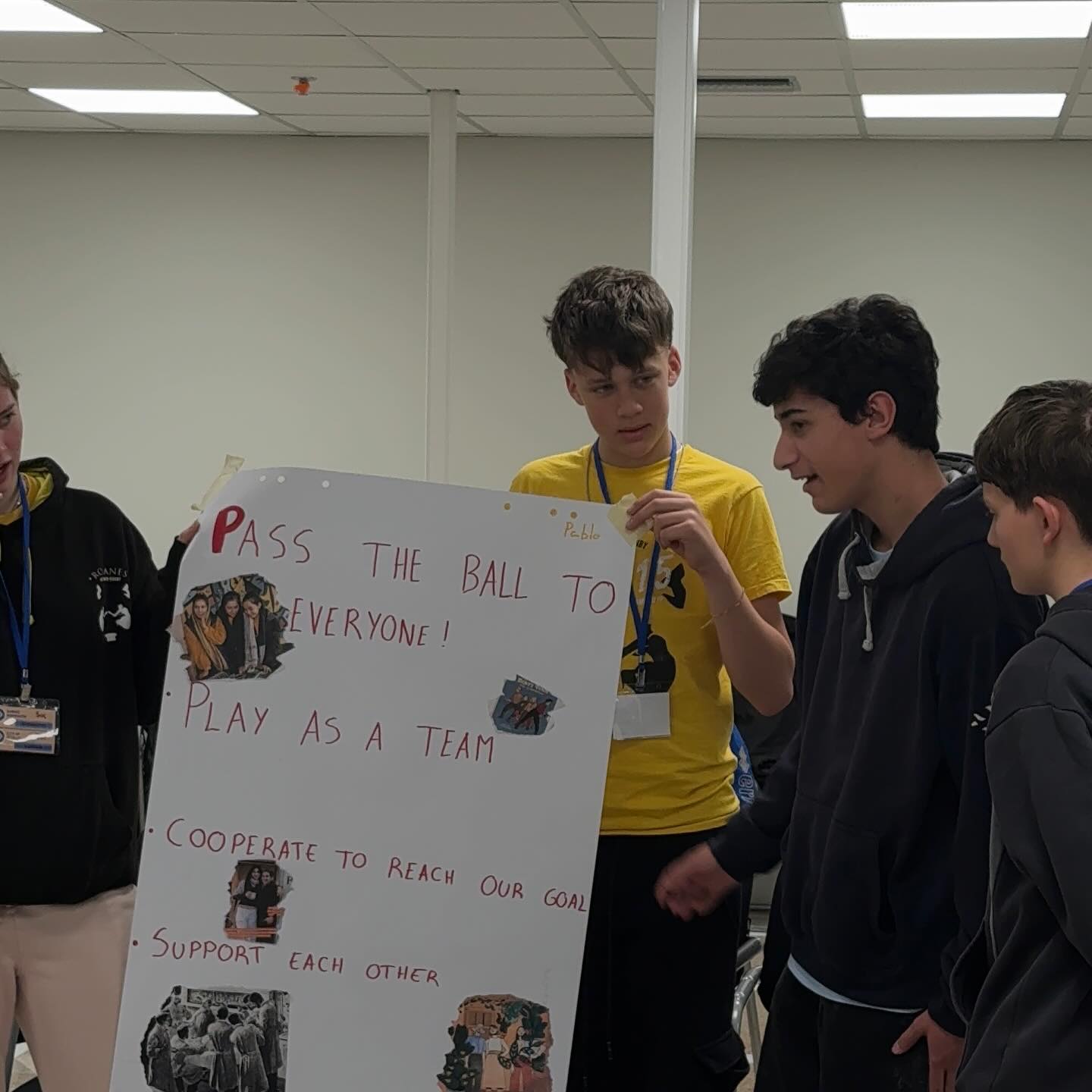 Jovenes presentando poster: Pass the ball to everyone